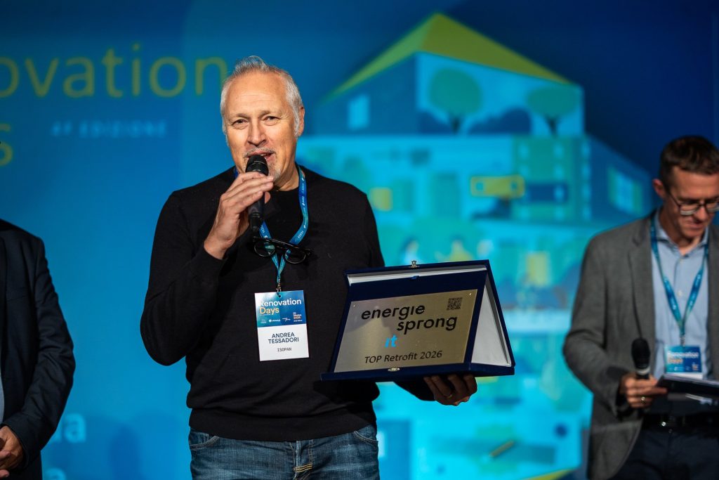 Andrea Tessadori di Isopan con la targa Top Retrofit 2026